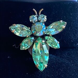 Vintage Green Aurora Borealis Crystal Bee Brooch Gold Tone 2.9 cm